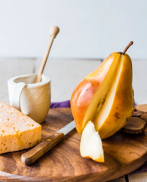 チーズと蜂蜜と生のジューシーな梨 — ストック写真