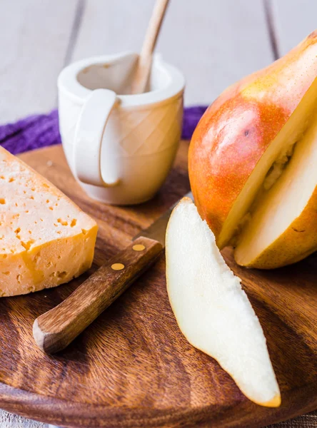 Rohe saftige Birne mit Käse und Honig — Stockfoto