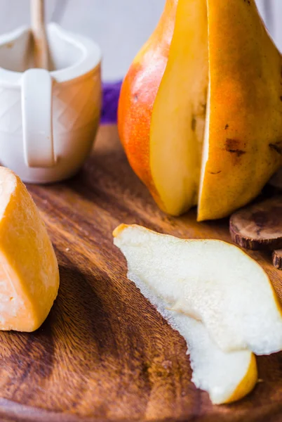 Pera jugosa cruda con queso y miel — Foto de Stock