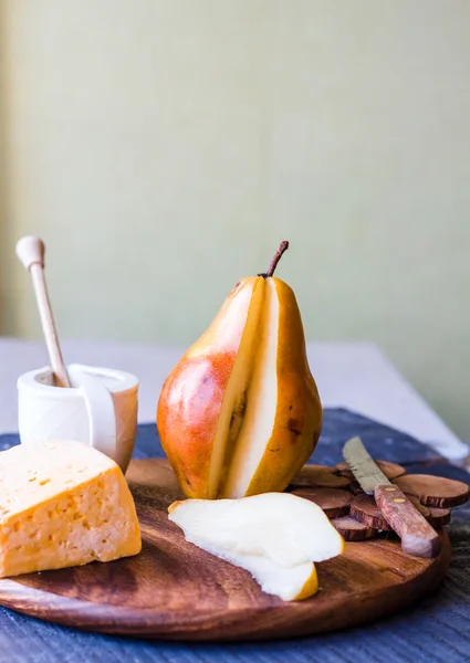チーズと蜂蜜と生のジューシーな梨 — ストック写真