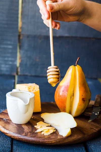 蜂蜜の新鮮な梨のスライスとチーズを注ぐこと — ストック写真