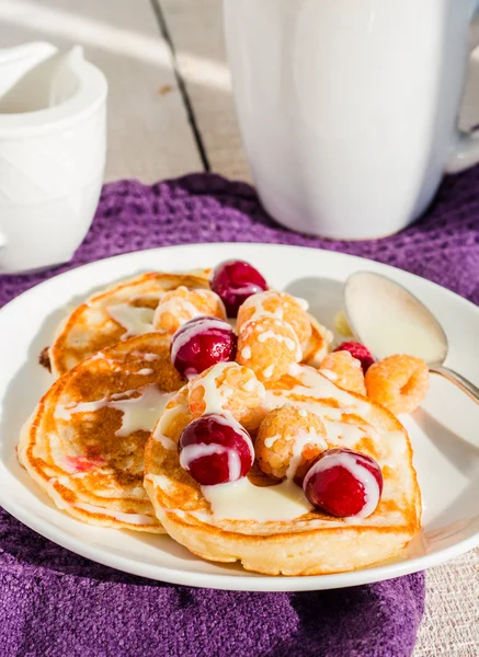 Pannkakor med körsbär, hallon och vanilj — Stockfoto