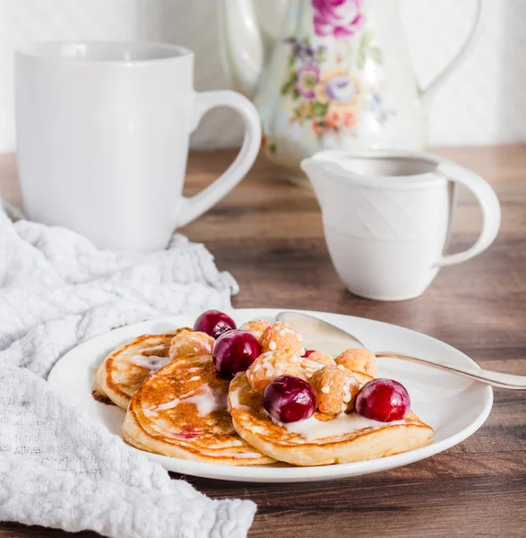 Crêpes avec sauce cerise, framboise et vanille — Photo