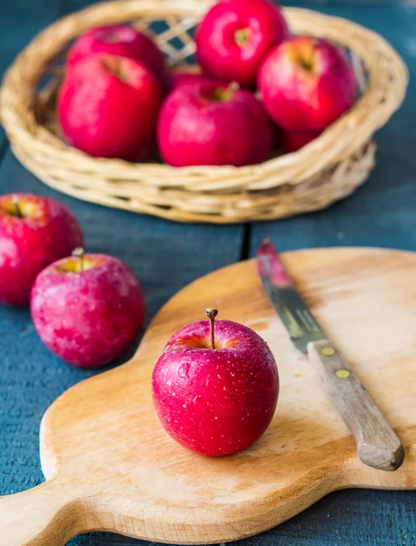 Ahşap oyun tahtası, meyve taze kırmızı elmalar — Stok fotoğraf