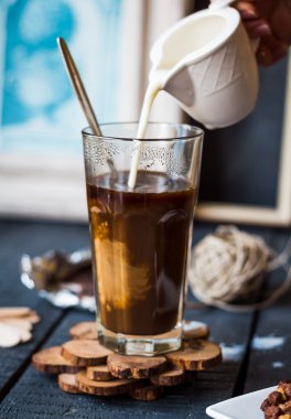 krem kahve kupasına, el eklemek