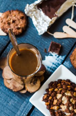 Bisküvi ve çikolata, bir üst ile bir bardak sütlü kahve 