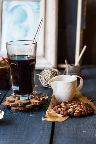 Schwarze Kaffeetasse mit Keksen und Schokolade — Stockfoto