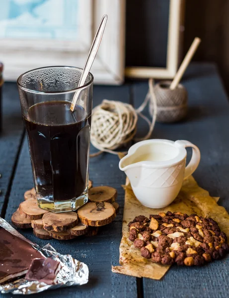 Black coffee cup with biscuits and chocolate — Stock Photo, Image