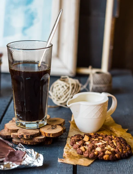 Schwarze Kaffeetasse mit Keksen und Schokolade — Stockfoto