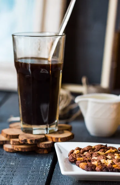 Black coffee cup with biscuits and chocolate — Stock Photo, Image