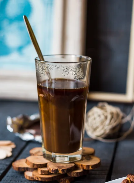 Sahne zu schwarzer Kaffeetasse hinzufügen, Hand — Stockfoto