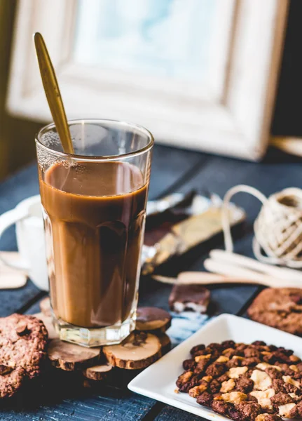 ミルク チョコレート チップ クッキーとガラスの入ったコーヒー — ストック写真