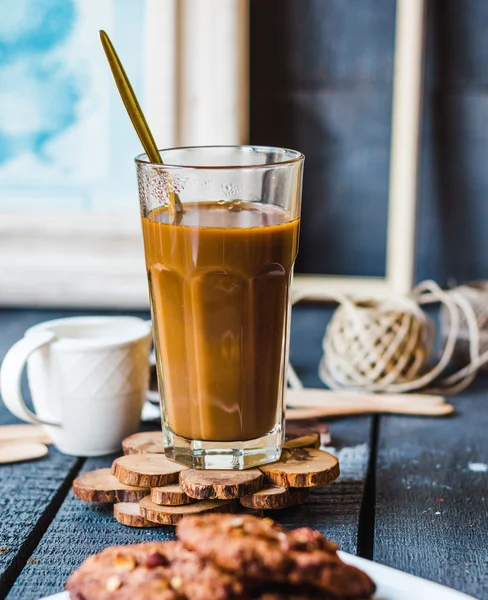 Kaffee mit Milch im Glas mit einem Schokoladenkeks — Stockfoto