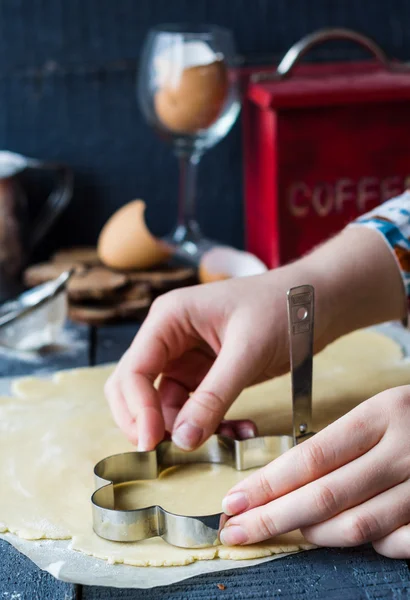 Proses pembuatan biskuit, adonan roti pendek mentah, bentuk potong — Stok Foto