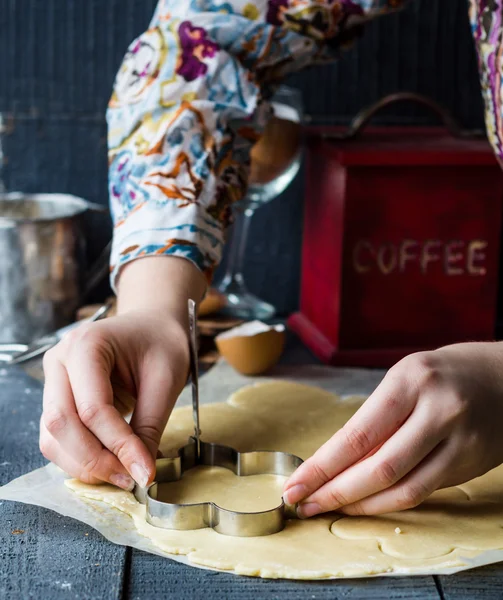 The process of making biscuits, shortbread tough raw, cut shape — стоковое фото