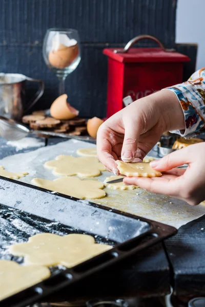 The process of making biscuits, shortbread tough raw, cut shape — стоковое фото