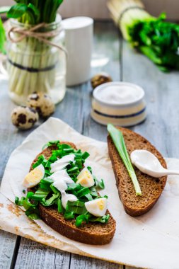 yabani sarımsak, ekşi krema ve bıldırcın yumurtası ile çavdar ekmeği