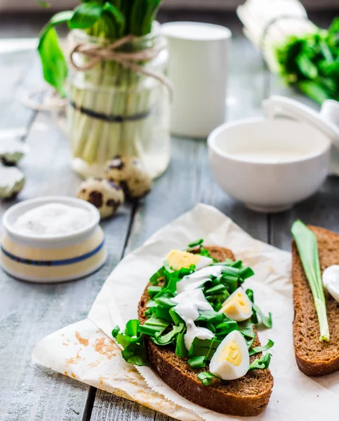 Roggebrood met wild knoflook, zure room en kwarteleitjes — Stockfoto