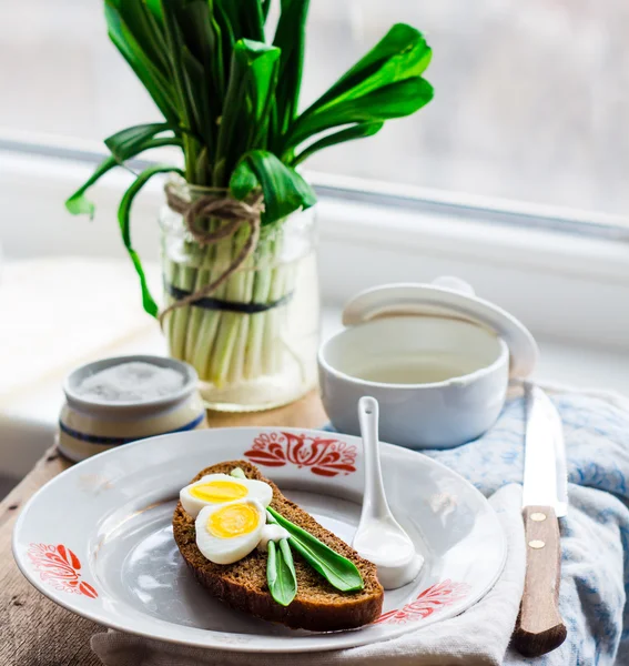 Leek with quail eggs and sour cream on rye bread, snack — Stock Photo, Image