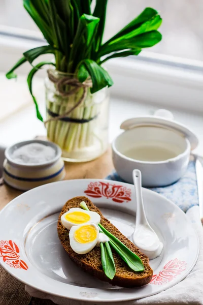 Prei met kwarteleitjes en zure room op roggebrood, snack — Stockfoto