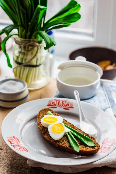 Poireau aux œufs de caille et crème sure sur pain de seigle, collation — Photo
