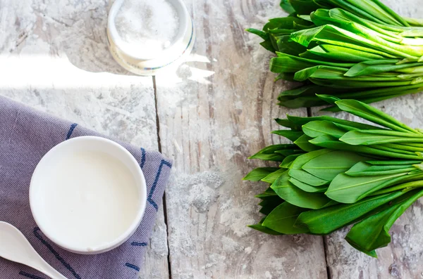 Ramson with sour cream and salt to the light board — Stock Photo, Image
