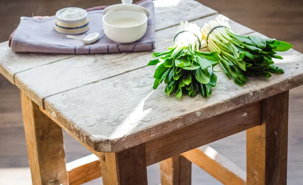 Ramson con crema agria y sal a la tabla de luz — Foto de Stock