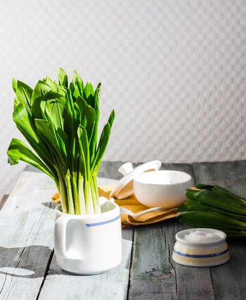Ramson with sour cream and salt to the light board — Stock Photo, Image