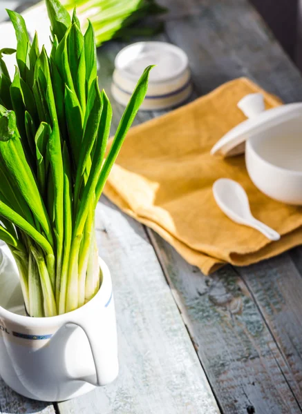 Ramson with sour cream and salt to the light board — Stock Photo, Image