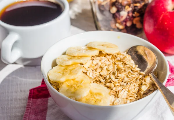 Farinha de aveia com bananas, maçãs, frutos secos e frutos secos — Fotografia de Stock