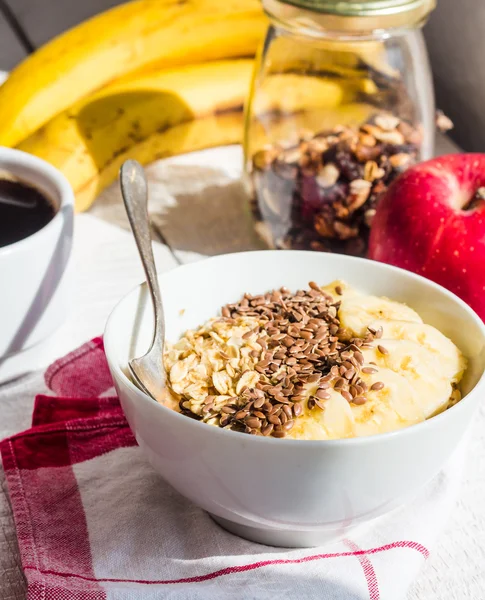 Harina de avena con semillas de plátano y lino, manzanas, un desayuno saludable — Foto de Stock