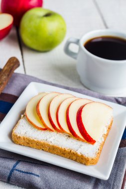 tost peynir lor, bal ve elma ile bir fincan kahve