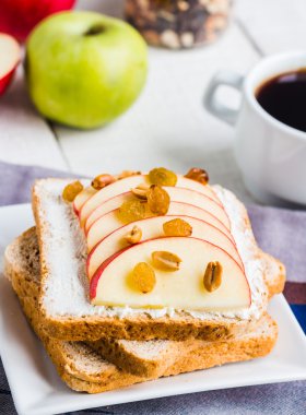 lor peyniri, elma, tatlım ve kurutulmuş meyve, kahve tost