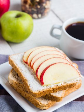 lor peyniri, elma, bal ve kurutulmuş meyve, kahve ile sandviç