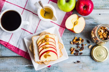 Tost ile peynir, elma ve kuru meyve, bir fincan kahve