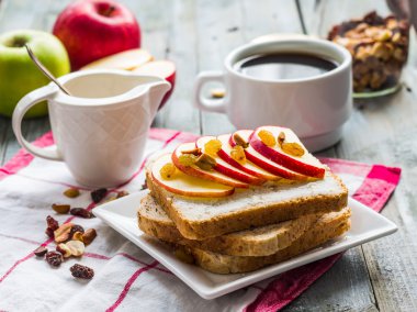 Tost ricotta, elma ve kuru meyve, kahve, kahvaltı ile