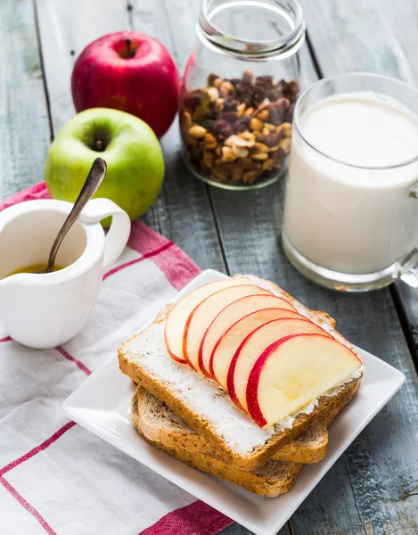 Pirítós tehéntúró és édes, piros alma, egy csésze tej — Stock Fotó