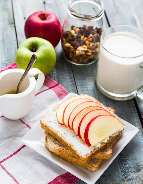 Tostadas con queso cuajada y manzana roja dulce, una taza de leche — Foto de Stock