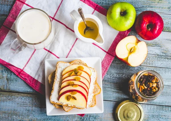 Отрубей тост с сыром, яблоко и сухофрукты, здоровый завтрак — стоковое фото