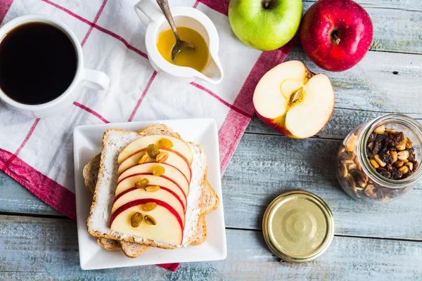 Тост с сыром, яблоком и сухофруктами, чашку кофе — стоковое фото