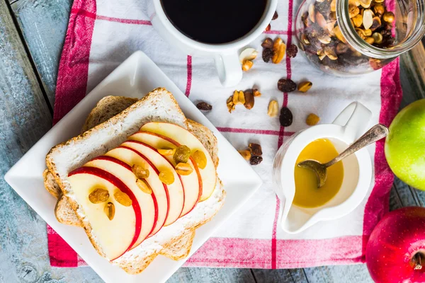 Toast se sýrem, apple a sušeného ovoce, šálek kávy — Stock fotografie