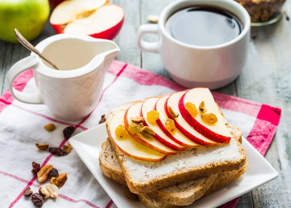 Tostadas con queso, manzana y fruta seca, café, desayuno — Foto de Stock