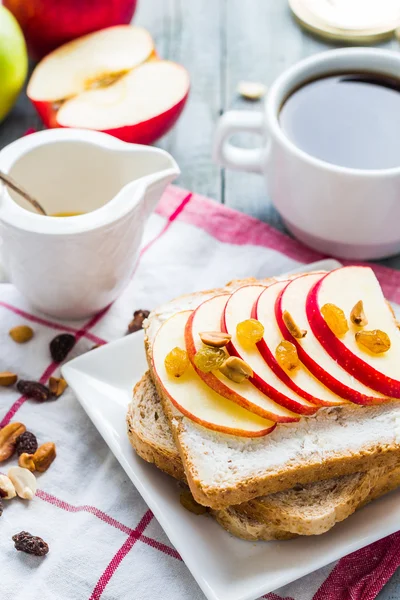 Toasty se sýrem, apple a sušeného ovoce, kávy, snídaně — Stock fotografie