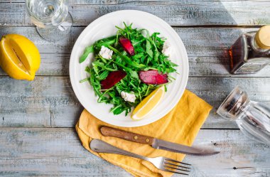 yeşil salata ile roka pancar ve keçi peyniri, limon, organik fo