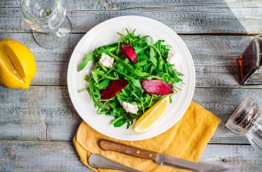 yeşil salata ile roka pancar ve keçi peyniri, limon, organik fo