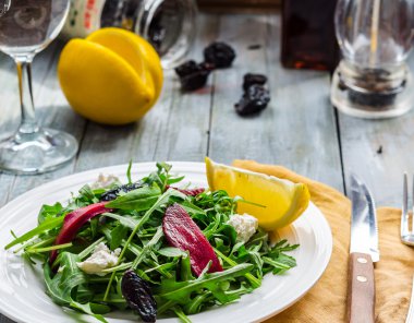 roka pancar, keçi peyniri ve kuru erik ile hafif yeşil salata