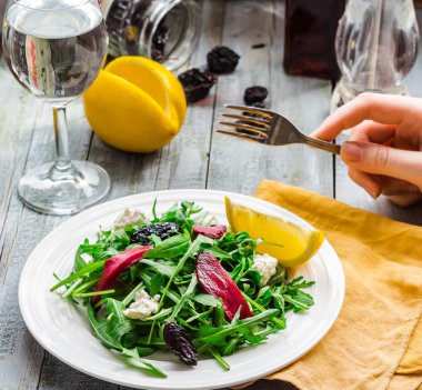 roka pancar, keçi peyniri ve kuru erik ile hafif yeşil salata