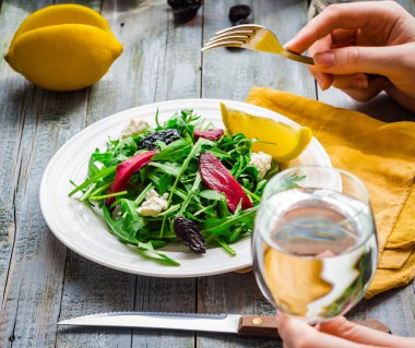 roka, pancar, Keçi peynir ve zeytin oi ile yeşil salata yemek