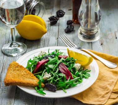 roka, pancar, keçi peyniri ve kuru erik, kırmızı t ile yeşil salata