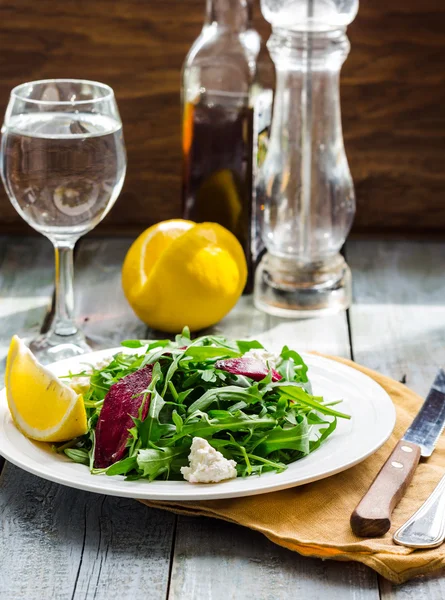 Insalata verde fresca con barbabietole, formaggio di capra e olio d'oliva — Foto Stock